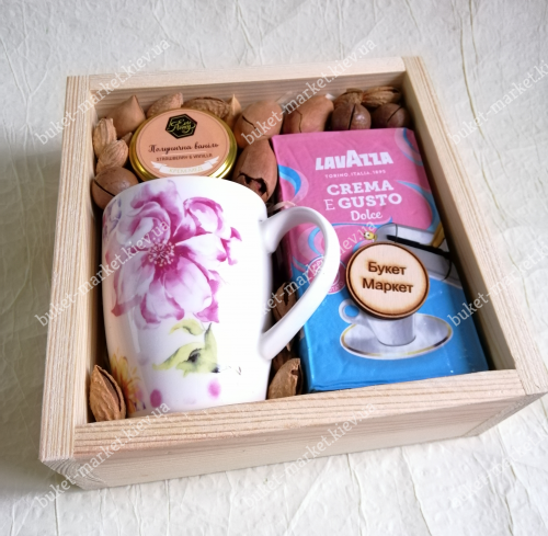 Жіночий подарунковий набір з чашкою, кавою та горіхами №295
