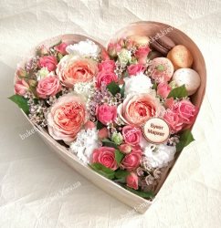 Коробка серце із квітами та макаронс №296