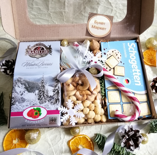 Новорічний подарунковий набір з чаєм та горіхами №644