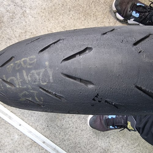 120 70 R17 Michelin Power GP 2ct. 50.20г. Сост. Нов.на фото остатки трека,снимается