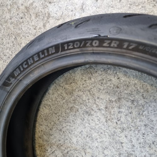 120 70 R17 Michelin Power GP 2ct. 50.20г. Сост. Нов.на фото остатки трека,снимается