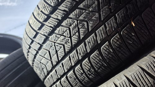 Комплект шин 295 40 R21 Pirelli Scorpion winter остаток75% 6мм. В одной шине латка бок