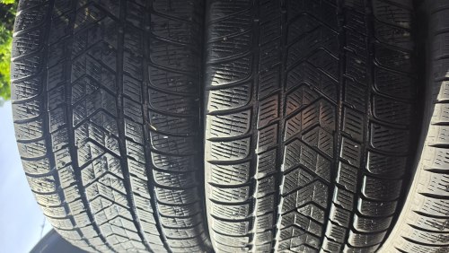 Комплект шин 295 40 R21 Pirelli Scorpion winter остаток75% 6мм. В одной шине латка бок