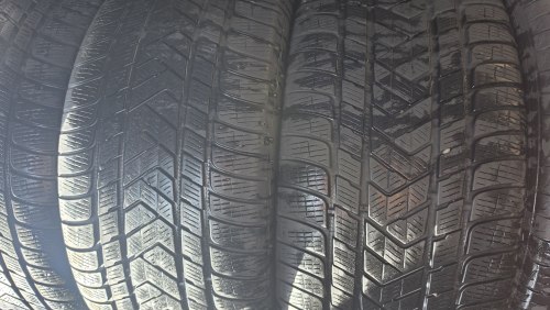 Комплект шин 295 40 R21 Pirelli Scorpion winter остаток75% 6мм. В одной шине латка бок
