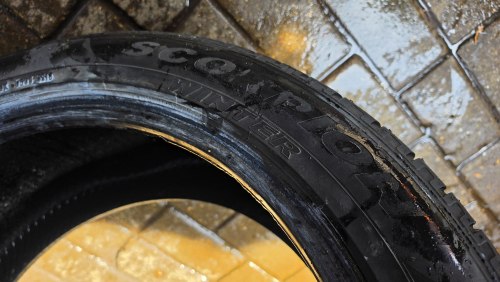 Комплект шин 295 40 R21 Pirelli Scorpion winter остаток75% 6мм. В одной шине латка бок