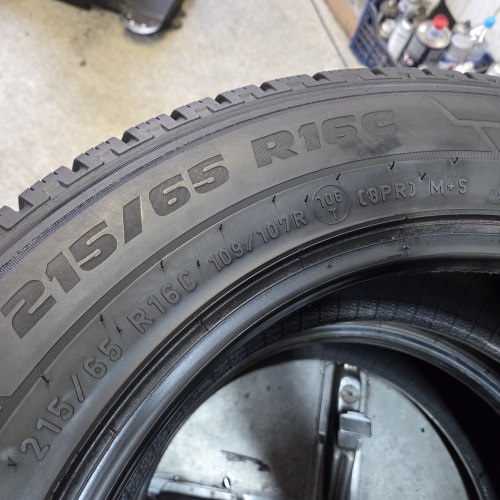 Пара шин 215 65 R16C Pirelli Carrier winter 51н.19г. Остаток 8.5мм