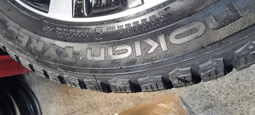 Комплект шин 275 40 r18 Nokian Hakkapelita 9 шипы 245 45 r18перед new 99%остаток 21г