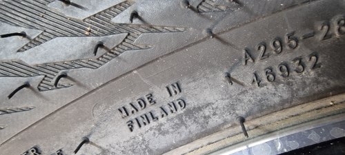 Комплект шин 275 40 r18 Nokian Hakkapelita 9 шипы 245 45 r18перед new 99%остаток 21г