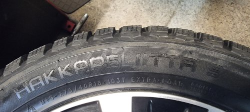 Комплект шин 275 40 r18 Nokian Hakkapelita 9 шипы 245 45 r18перед new 99%остаток 21г