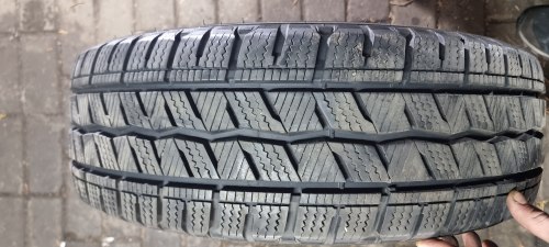 Комплект шин 195 65 r16c Hankook Winter icept lV 21г. Пара9мм.пара 5.5-6mm можно с дисками на vito