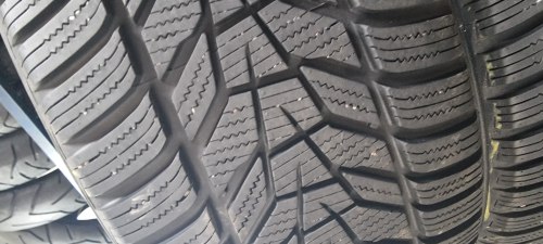 Пара шин 235 50 r19 Hankook Winter icept evo 3 23г. 99%остаток косм. Борт