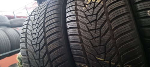 Пара шин 245 45 r19 Hankook Winter i cept evo 3 22-23г. Остаток 99% +космет. Борт