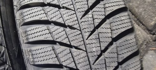 Пара шин 215 65 r17 Bridgestone Blizzak lm 001 8.2мм остаток 95% 18г