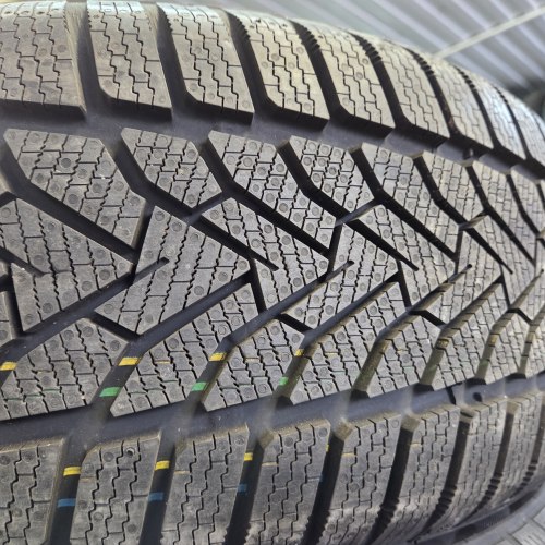 Пара шин 225 50 R17 Uniroyal Winter expert 24г остаток 99%