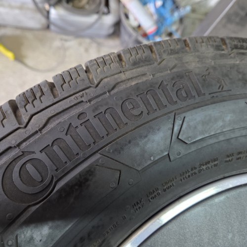 Пара шин 235 65 R16C Continental VanContactWinter 46н.24г. Остаток 8мм
