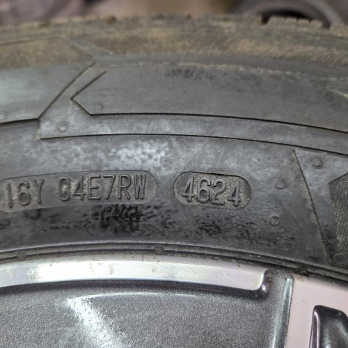 Пара шин 235 65 R16C Continental VanContactWinter 46н.24г. Остаток 8мм