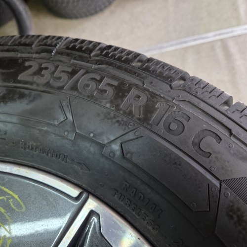 Пара шин 235 65 R16C Continental VanContactWinter 46н.24г. Остаток 8мм