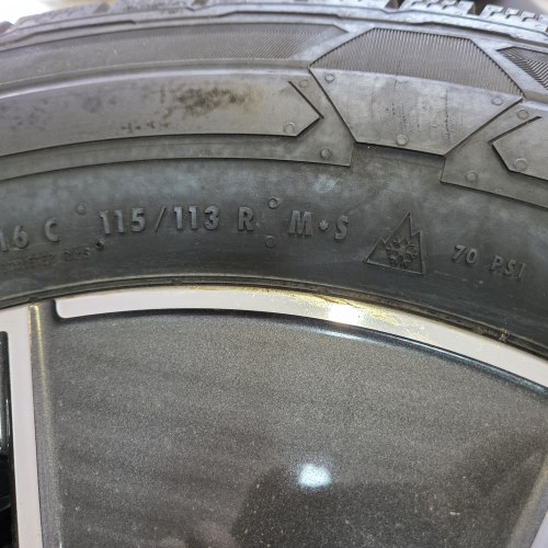Пара шин 235 65 R16C Continental VanContactWinter 46н.24г. Остаток 8мм