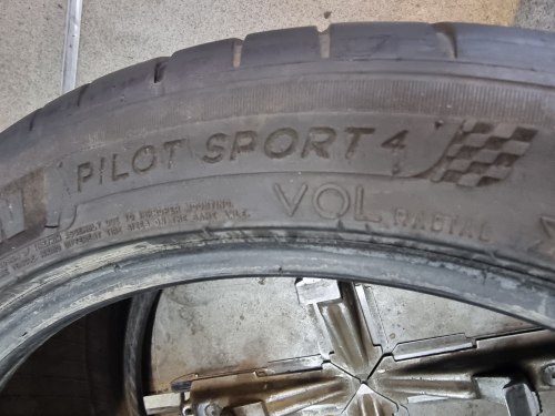 Пара шин255 40 r19 Michelin Pilot sport 4 100Y/100w4820г.6мм 95%остаток прок.,4мм 23г,75%остаток.латочка