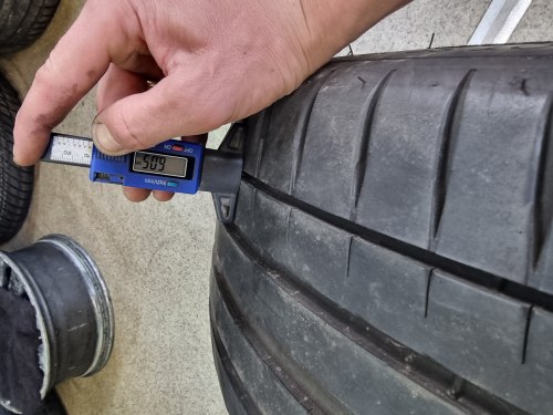 Пара шин255 40 r19 Michelin Pilot sport 4 100Y/100w4820г.6мм 95%остаток прок.,4мм 23г,75%остаток.латочка