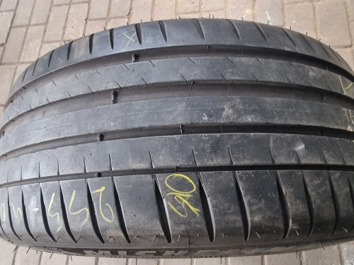 255 40 r19 Michelin Pilot sport 4 4820г.6.3мм 95%остаток прок. По протект.латочка