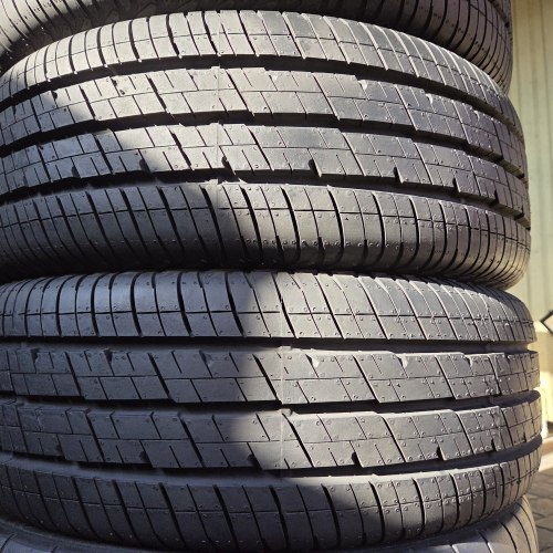 Комплект шин 215 65 R15C Continental Vanco 2 остаток 99% 18г.