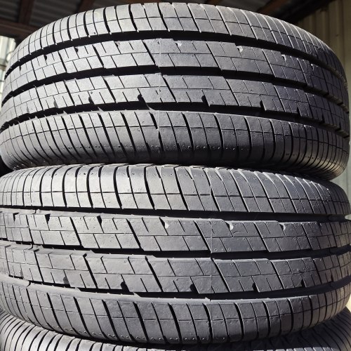 Комплект шин 215 65 R15C Continental Vanco 2 остаток 99% 18г.