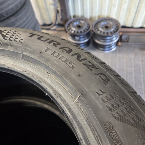 Пара шин 255 45 R18 Bridgestone Turanza T005 21г. Остаток 6.3мм
