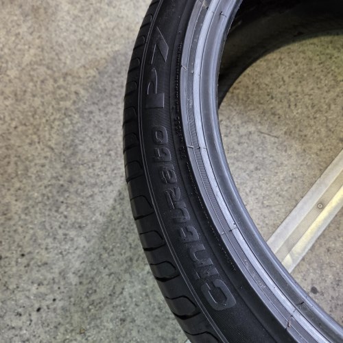 Комплект шин 235 40 R19 Pirelli Cinturato P7 17-21г. Остаток 5.8- 6.5мм