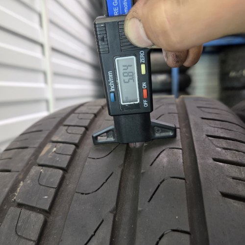 Комплект шин 235 40 R19 Pirelli Cinturato P7 17-21г. Остаток 5.8- 6.5мм