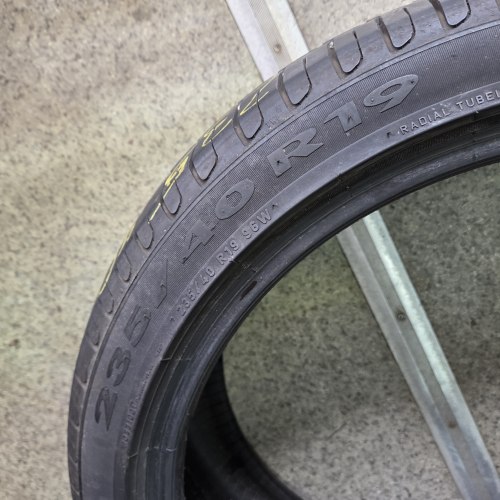 Комплект шин 235 40 R19 Pirelli Cinturato P7 17-21г. Остаток 5.8- 6.5мм