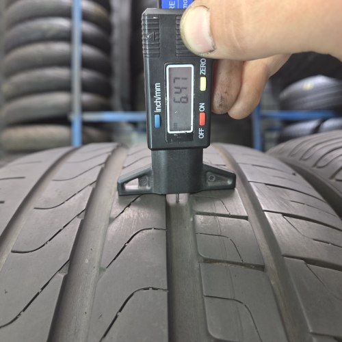 Комплект шин 235 40 R19 Pirelli Cinturato P7 17-21г. Остаток 5.8- 6.5мм