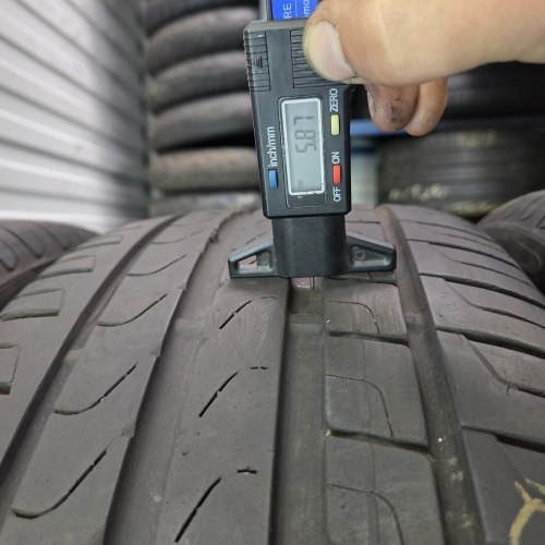 Комплект шин 235 40 R19 Pirelli Cinturato P7 17-21г. Остаток 5.8- 6.5мм