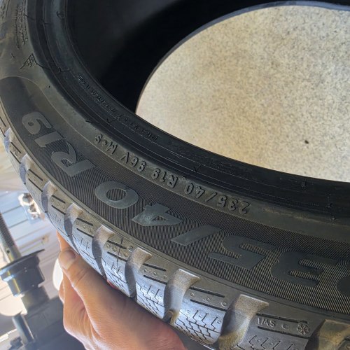 235 40 r19 Pirelli Sottozero 3 3122g. 8mm 99% остаток. Грыжи нет. Корд.латочка