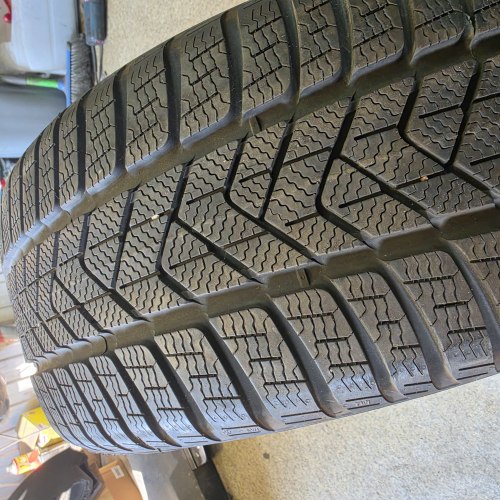 235 40 r19 Pirelli Sottozero 3 3122g. 8mm 99% остаток. Грыжи нет. Корд.латочка