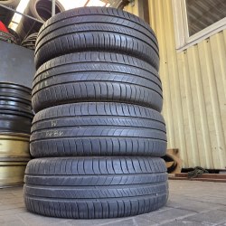 Комплект шин 205 60 R16 Michelin Energy saver + 19г. Остаток 90% 6-6.5мм