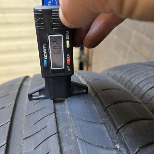 Комплект шин 205 60 R16 Michelin Energy saver + 19г. Остаток 90% 6-6.5мм