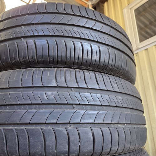 Комплект шин 205 60 R16 Michelin Energy saver + 19г. Остаток 90% 6-6.5мм