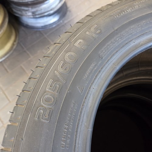 Комплект шин 205 60 R16 Michelin Energy saver + 19г. Остаток 90% 6-6.5мм