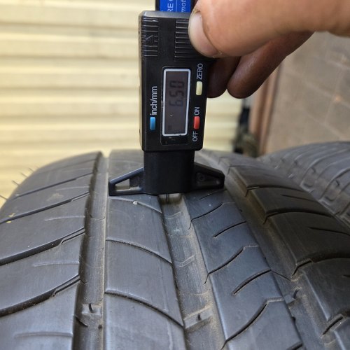 Комплект шин 205 60 R16 Michelin Energy saver + 19г. Остаток 90% 6-6.5мм