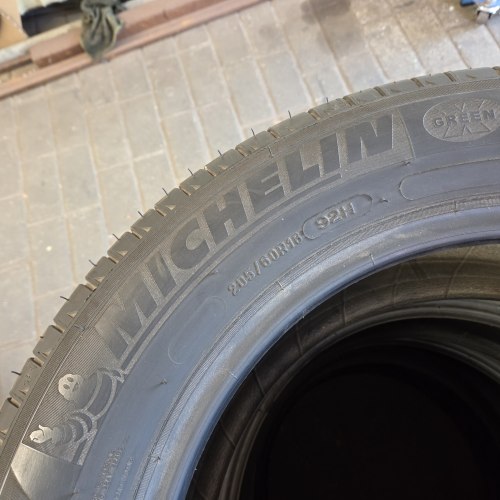Комплект шин 205 60 R16 Michelin Energy saver + 19г. Остаток 90% 6-6.5мм