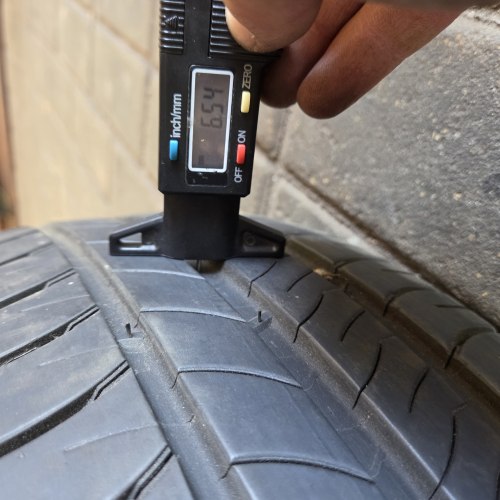 Комплект шин 205 60 R16 Michelin Energy saver + 19г. Остаток 90% 6-6.5мм