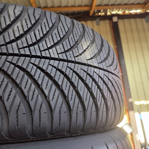 235 50 R18 Good Year Vector 4 seasons Gen-2 50.21г остаток 7.8мм 97%
