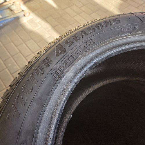 235 50 R18 Good Year Vector 4 seasons Gen-2 50.21г остаток 7.8мм 97%