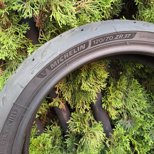 120 70 R17 Michelin Road 6 2CT 1125г. Остаток 80%