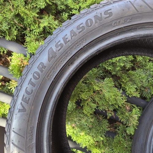Пара шин 235 50 R18 Good Year Vector 4 seasons Gen-2 21г остаток 8мм 97%