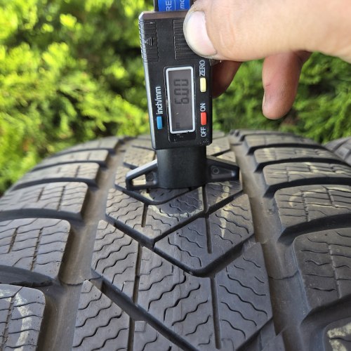 Пара шин 235 40 R19 Pirelli Sottozero 3 23-18г. Остаток 6-6.6мм