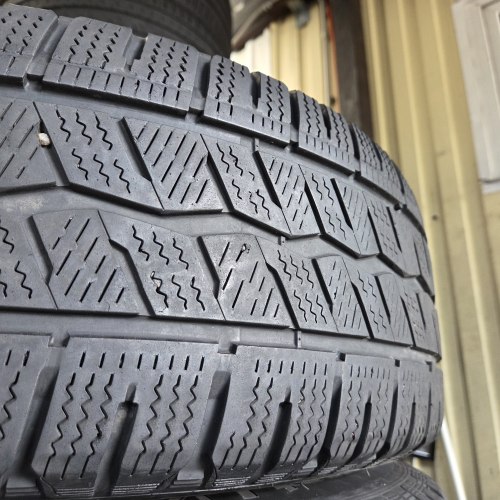 Пара шин 235 65 R16C Hankook Winter icept LV 19г остаток 5.8мм