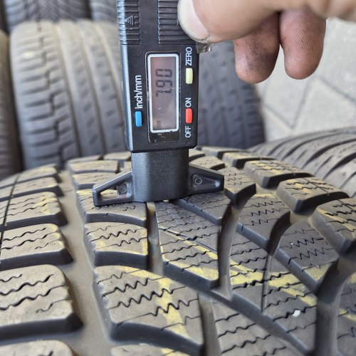 Комплект шин 235 55 R18 Dunlop Sp Winter Sport 3D AO 21г. остаток 95% 7.9- 7.6мм