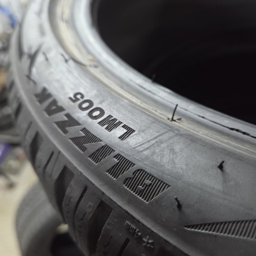 Пара шин 225 40 R18 Bridgestone Blizzak LM-005 AO 24г. Остаток 7мм